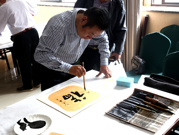 中國人民畫院杭州分院副院長馮雪林現(xiàn)場書法創(chuàng)作