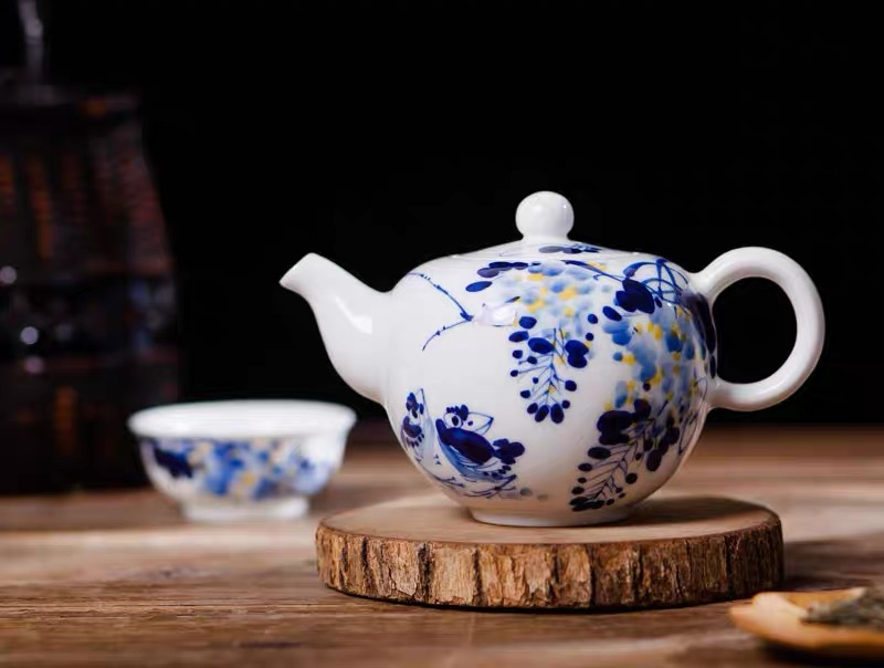 景德鎮(zhèn)產(chǎn)“紫氣東來(lái)”茶壺