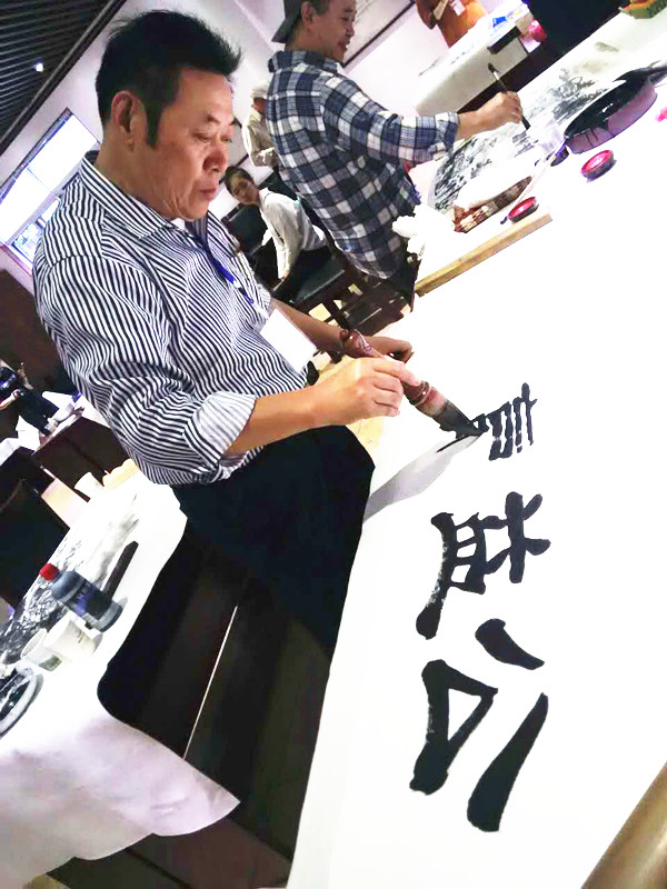 人民畫院杭州分院副院長馮雪林創作公益書法